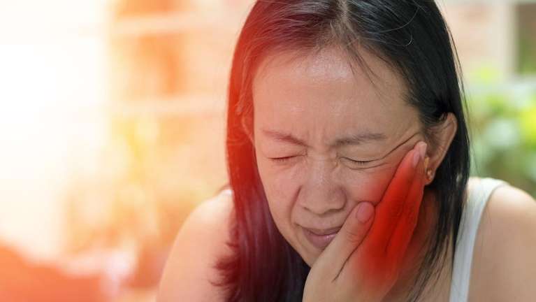 woman in pain | emergency dentist reservoir
